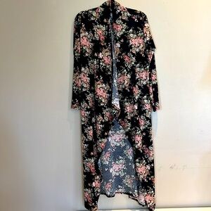 LONG SLEEVE open front RUFFLE PRINTED BLACK FLORAL cardigan. Size XL.No name tag